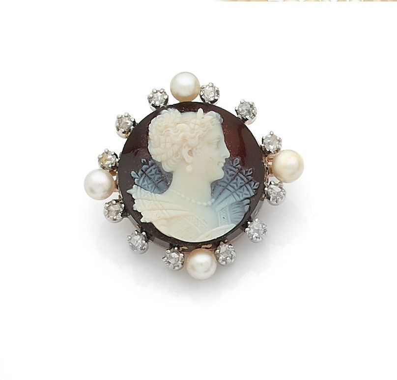 Null An 18K (750) gold brooch set with a cameo on agate of a young woman in prof&hellip;