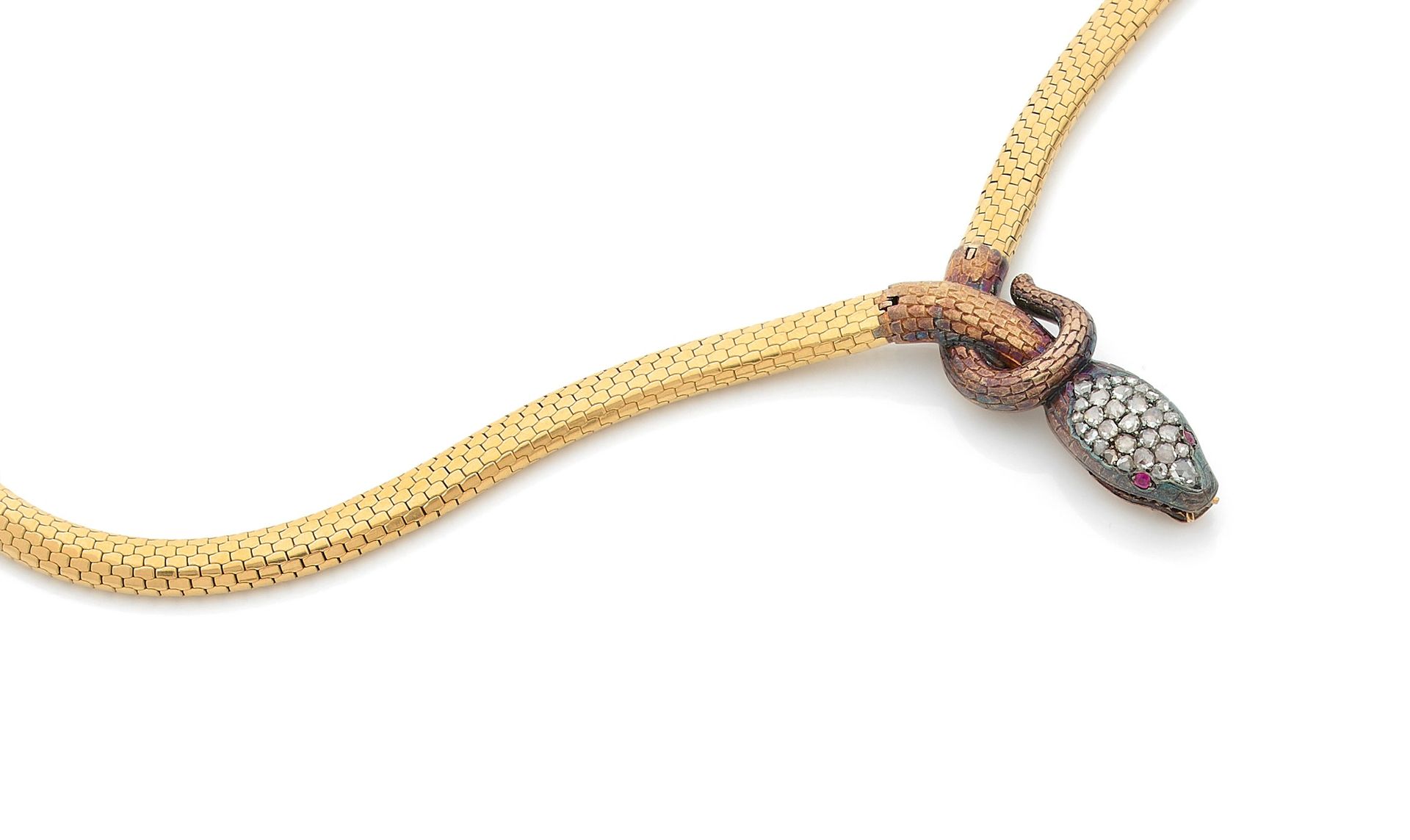 Null 一条18K(750)金蛇项链，头部镶嵌玫瑰式切割钻石，眼睛镶嵌红宝石，身体有鳞片衔接。19世纪最后25年的法国作品。保存在它的箱子里的形式，刻有小铁片&hellip;