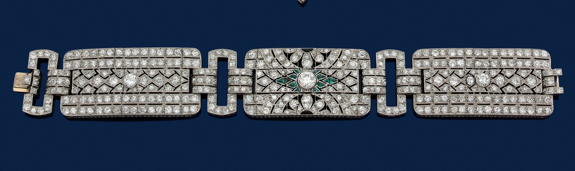 Null 一个铰链式的铂金手镯，穿有交错的几何图案，镶嵌有8/8和老式切割钻石，装饰有校准的祖母绿和两个黑玛瑙。1925年代的法国作品。尺寸：17.7 x 2.&hellip;