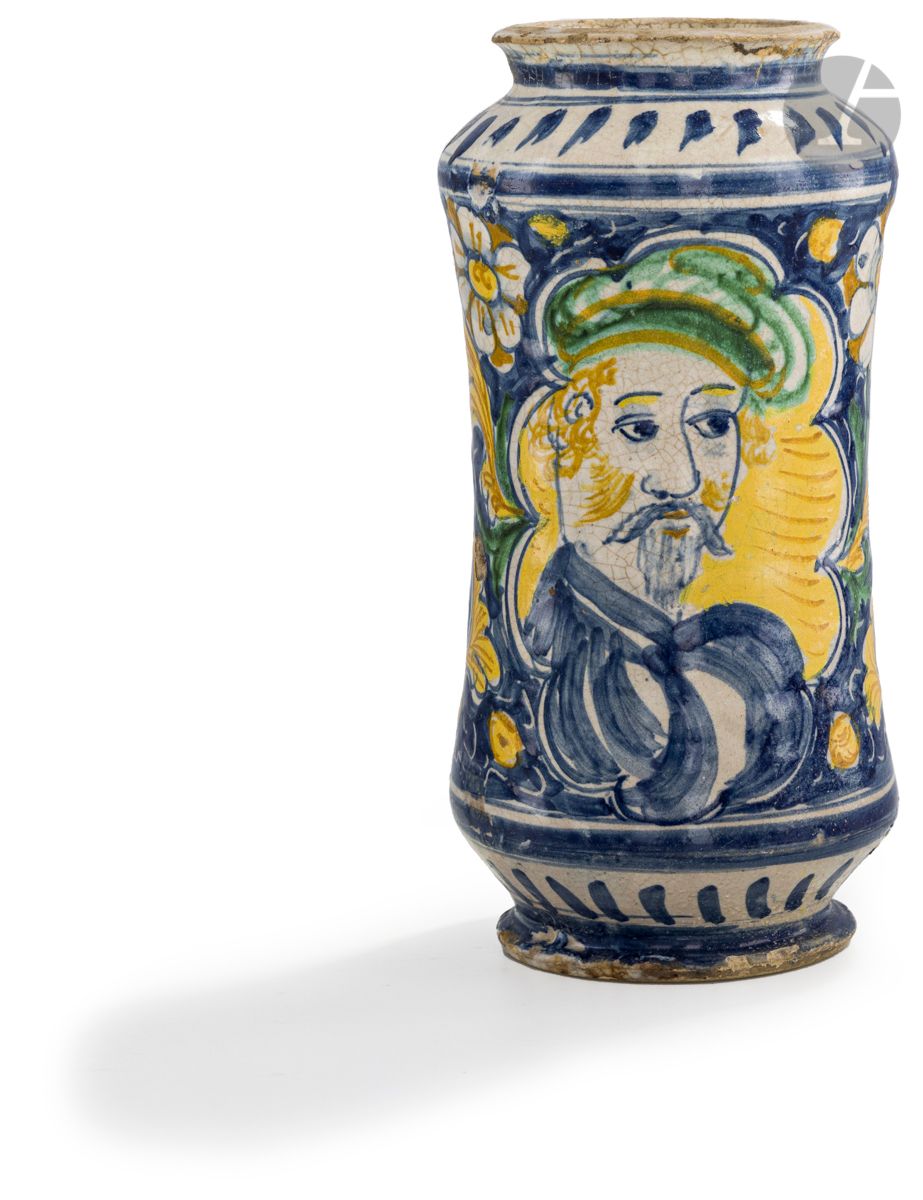 Null Gerace
Albarello，采用略带弧度的金刚砂，多色装饰，半身像在一个有叶子的奖章中，黄色背景，周围有蓝色背景的棕榈花。
17世纪。
高：25&hellip;