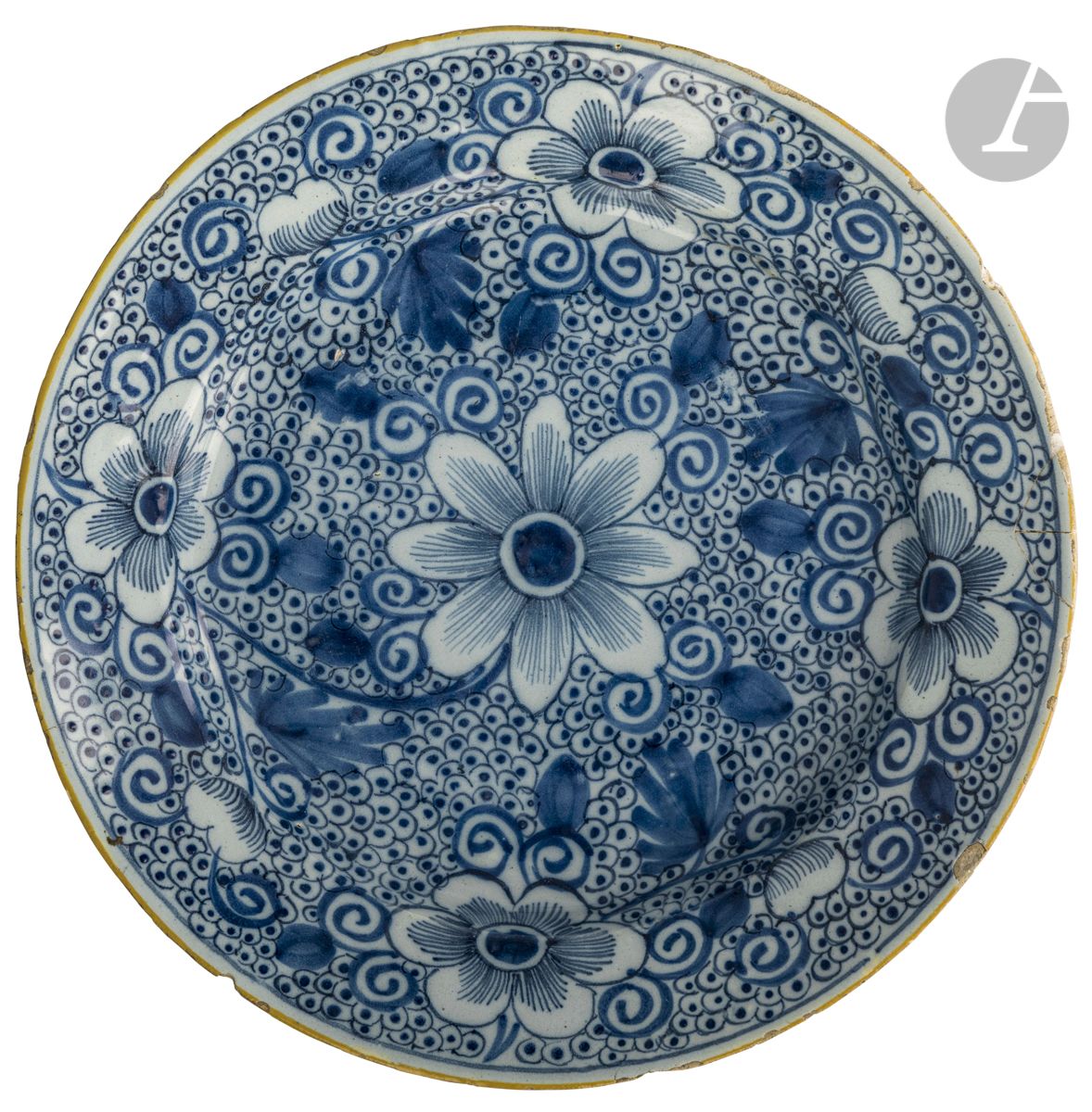 Delft Plato redondo de barro con decoración de tallos florales en azul sobre fon&hellip;