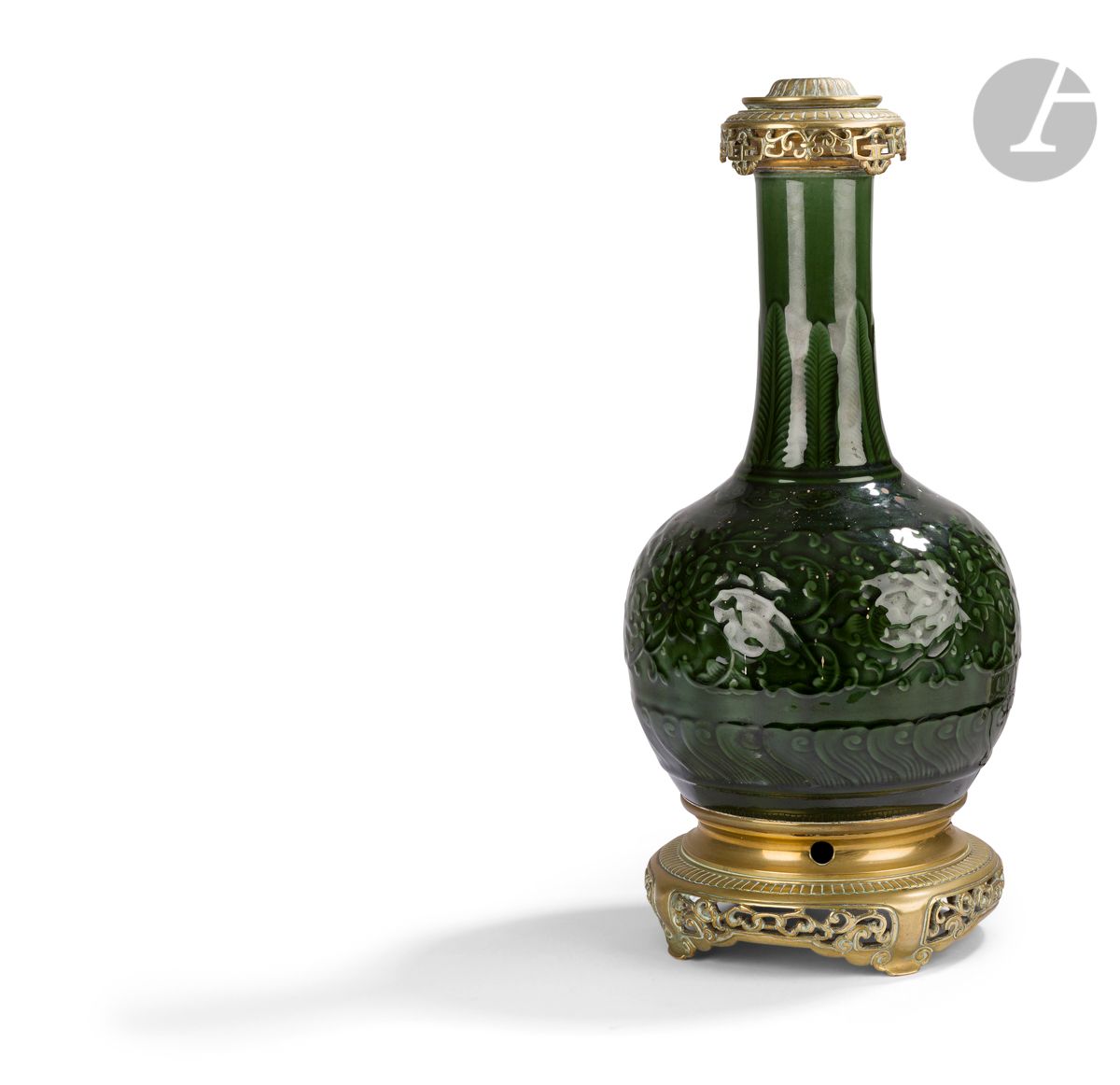 Null Théodore Deck (归功于)
阳台形的陶器花瓶，颈部涂有绿色珐琅的圆柱形浮雕莲花和叶子装饰。
安装成一盏灯，鎏金金属底座。
19世纪末，约1&hellip;