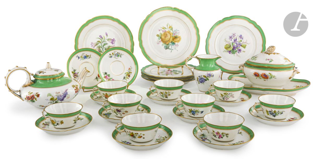 Null 巴黎
瓷器服务套装，绿色背景上的花朵和辫子的多色装饰，包括一个有盖茶壶，一个牛奶壶，一个有盖椭圆糖碗，六个蛋糕盘，九个茶杯，十一个茶托。
标有Laho&hellip;