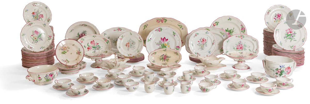 Null Keller和Guérin制造的LUNEVILLE陶器服务，上面有花的装饰，包括......。66个餐盘，20个汤盘，13个甜点盘，5个椭圆盘（45厘&hellip;