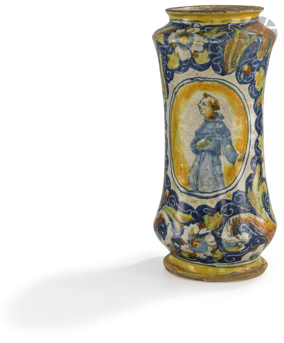 Null 威尼斯
大的，略微弯曲的马乔利卡albarello，上面有多色的装饰，一个圣人的徽章，周围有鲜花和棕榈树叶，蓝色的背景。
16世纪晚期。
高：30.5&hellip;