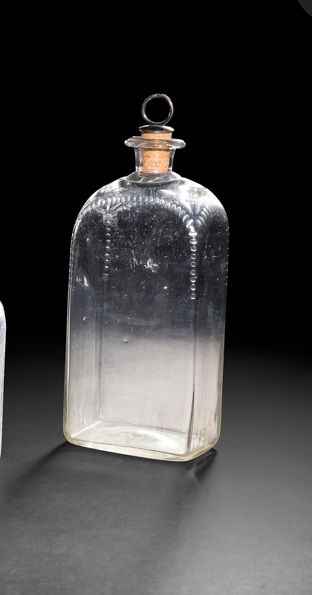 Null Trois bouteilles en verre moulé, soufflé taillé de pastilles rondes ou oval&hellip;