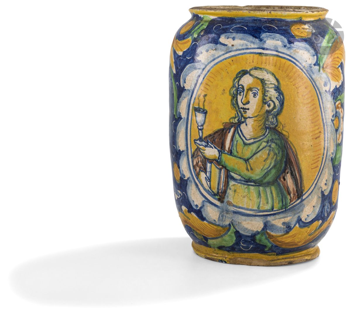 Null Gerace
Albarello，陶器，多色装饰，在黄色背景上的两个勋章中，有一个手持圣杯的圣人和一个戴头盔的人的侧面，周围是蓝色背景上的棕榈花。
1&hellip;