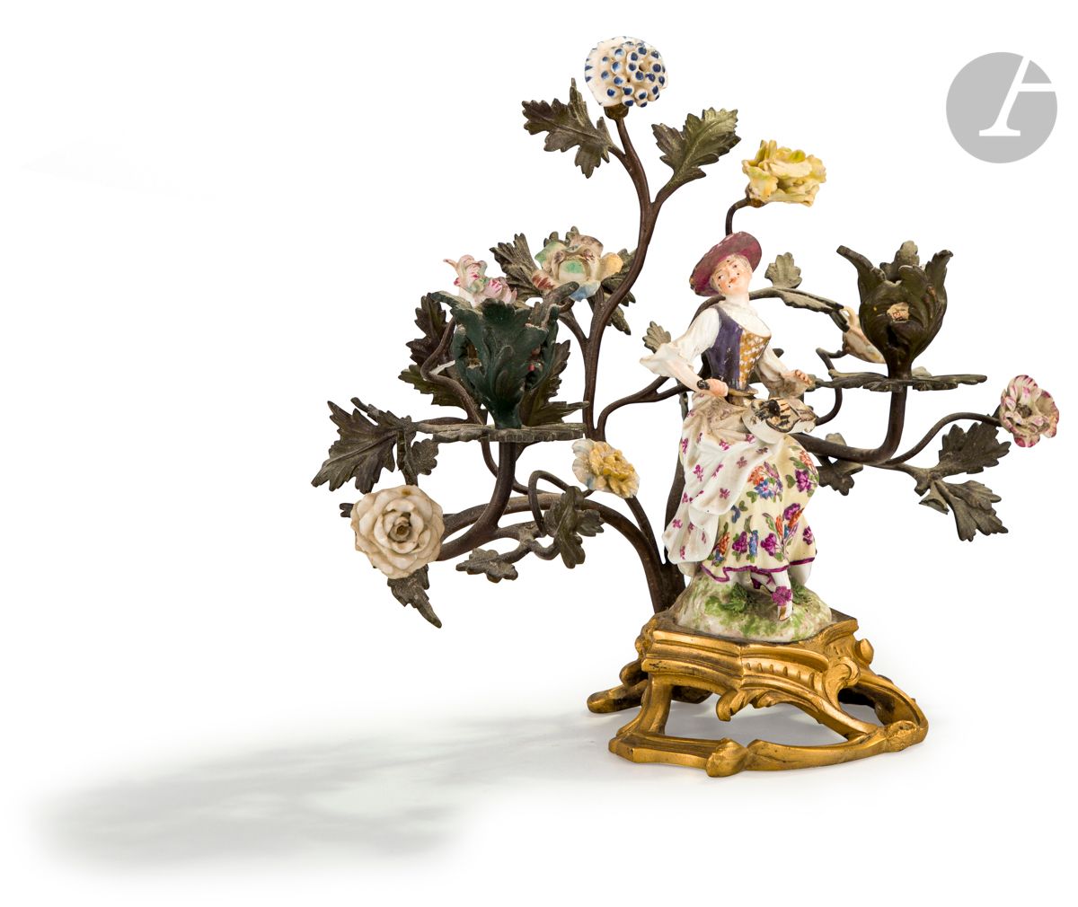 Null 迈森瓷器烛台（约1755年），有两盏灯和瓷花，鎏金铜和漆框架；（事故，修复和丢失的部分）
路易十五风格，19世纪。
高：22厘米，宽：28厘米