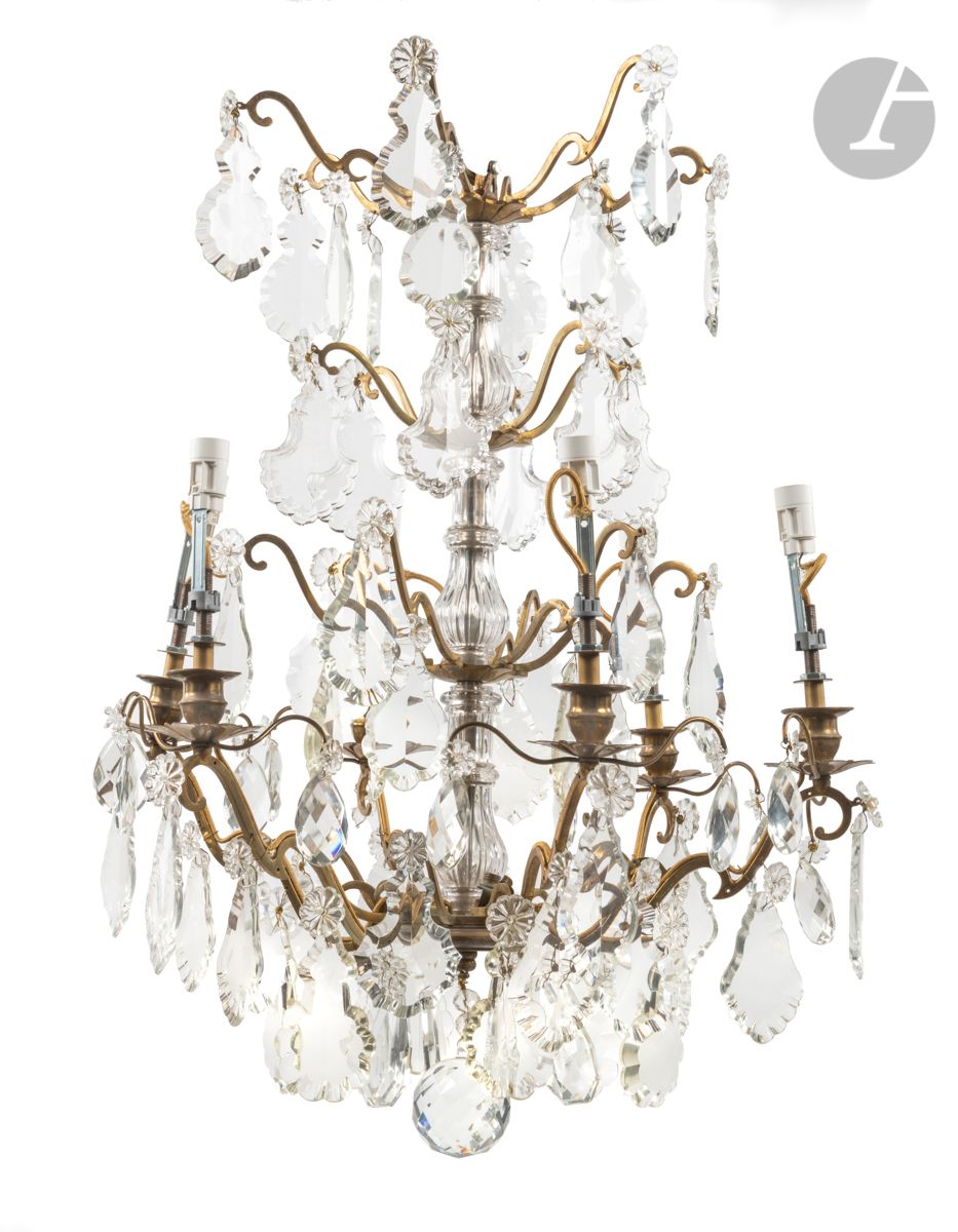 Null Un lampadario in bronzo dorato e vetro tagliato con sei luci e decorazione &hellip;