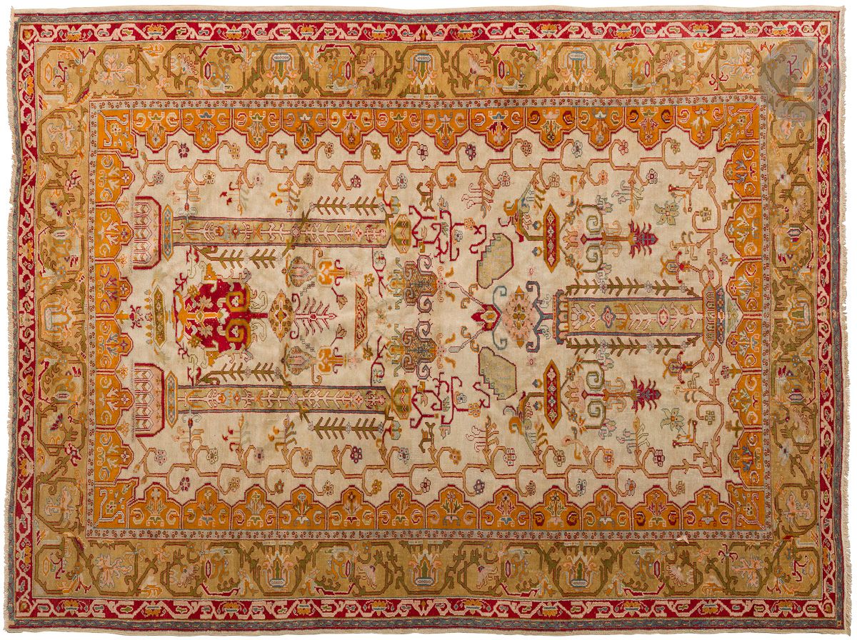 Null Bourlou (Türkei)
Teppich mit elfenbeinfarbenem Fond, dekoriert mit großen g&hellip;