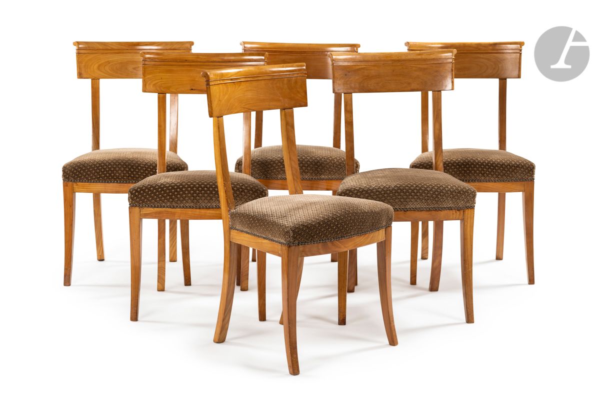 Null Suite von sechs Stühlen aus Obstholz, Rückenlehnen mit Bandelier, auf Säbel&hellip;