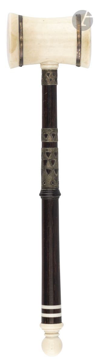 Null 一把红木和象牙的锤子，手柄是银色的，上面有几何图案的浮雕。19世纪。
长：29.5厘米 - 毛重：239克
