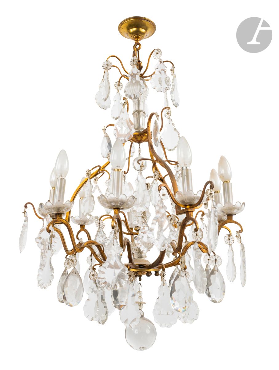 Null Un lampadario a nove luci in bronzo dorato, vetro modellato e tagliato (mon&hellip;