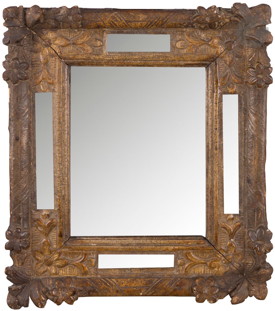 Null Un pequeño espejo de madera dorada con decoración de follaje y flores; (acc&hellip;