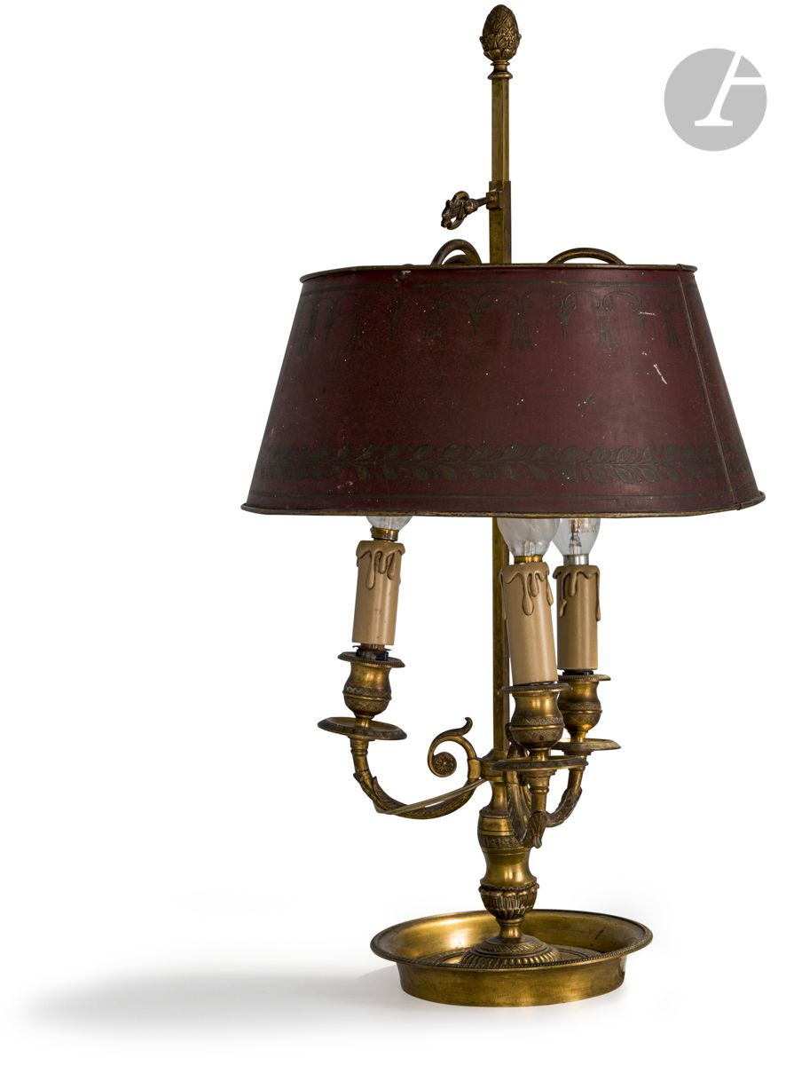 Null 一盏带有齿轮齿条的三盏灯和一个涂色的金属灯罩，放在一个有玑镂装饰的底座上。
路易-菲利普时期。
高度：66厘米