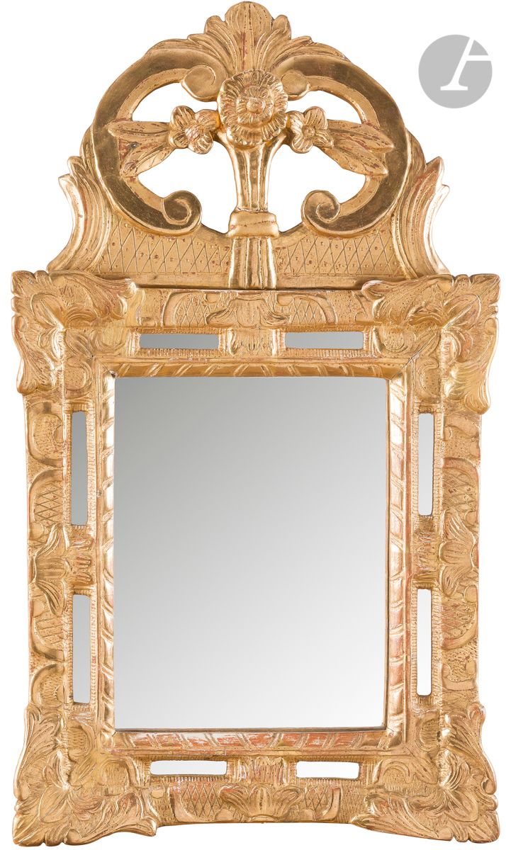Null Miroir en bois doré à parecloses, fronton ajouré et décor de feuillages ; (&hellip;