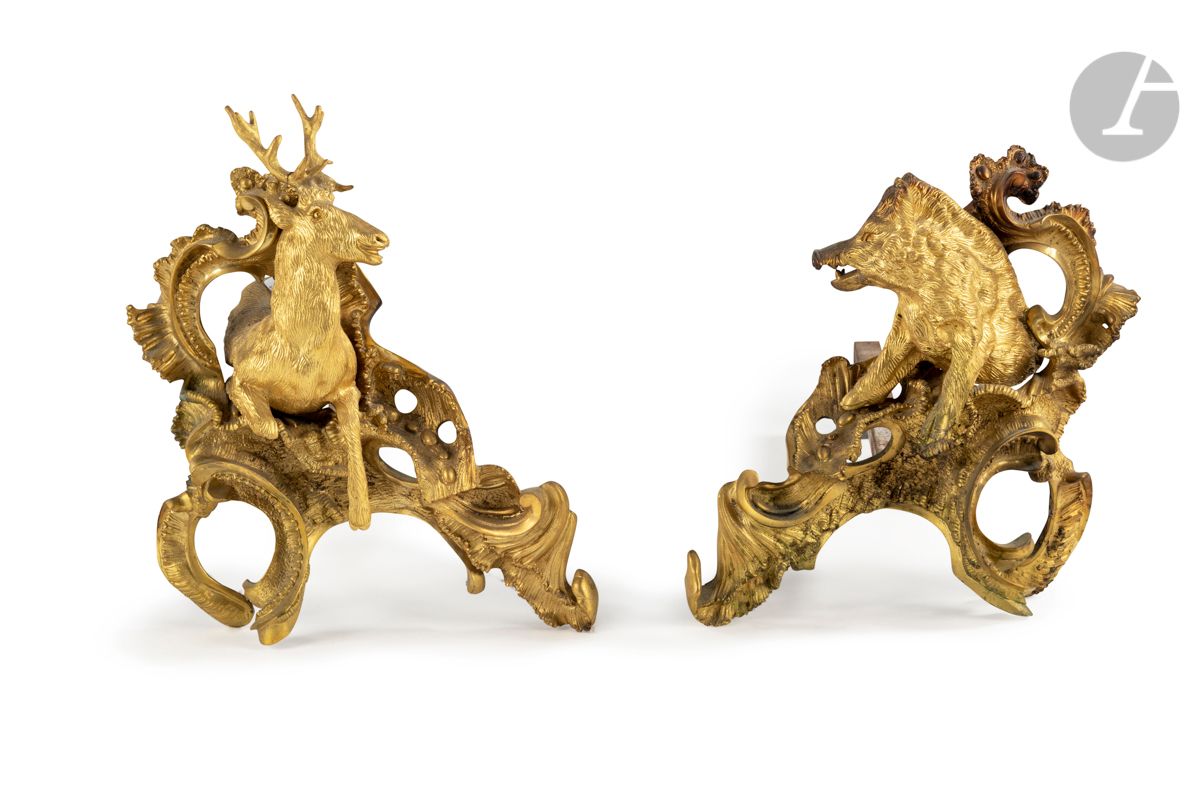 Null Ein Paar Feuerböcke mit Hirsch und Wildschwein aus vergoldeter Bronze; mit &hellip;