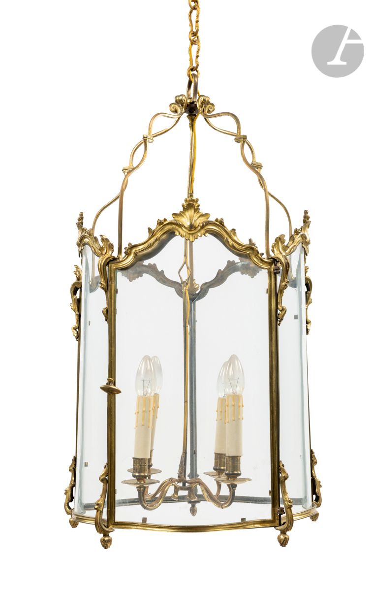 Null 一个五边形的木制灯笼，开有一个门，装饰有棕榈树和叶子，灯有四个分支。
路易十五风格，19世纪。
高：82厘米，宽：44厘米
