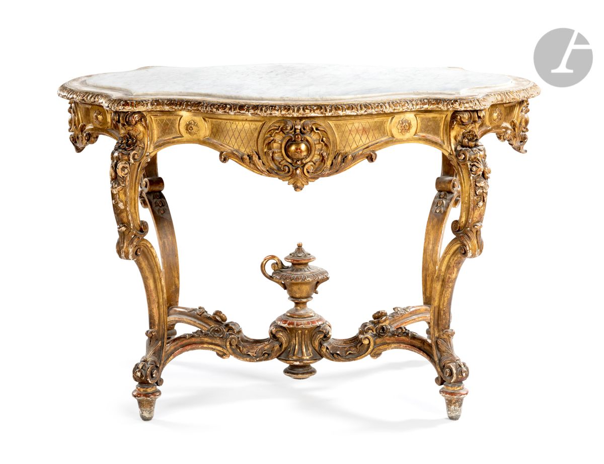 Null 一张鎏金木中桌，有卡图、叶子和花的装饰，白色大理石桌面放在双凸腿上，由一个支架连接，上面有一个花瓶（一个把手丢失）；（事故）。
拿破仑三世时期。
高：&hellip;