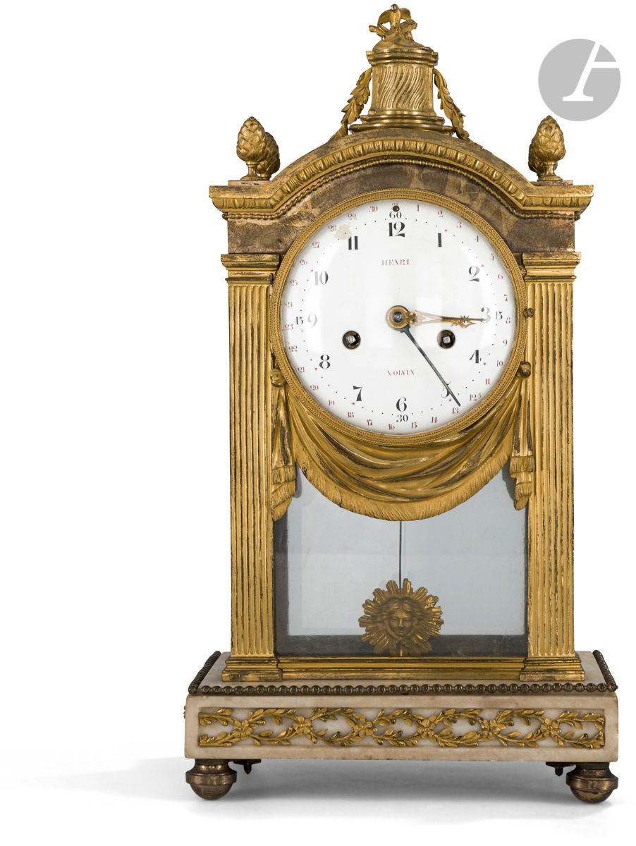 Null Vergoldete Bronzeuhr mit vier kannelierten Pilastern, das Zifferblatt zeigt&hellip;