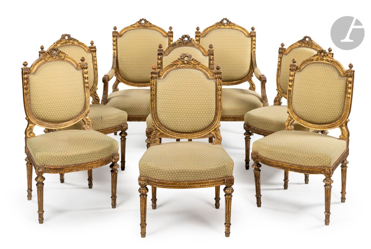 Null 六把椅子和两把扶手椅套组，采用雕刻和镀金的木头，平背，装饰有叶子和花冠，控制台和珍珠，靠在带凹槽的锥形腿上；（事故和修复）。
路易十六风格，19世纪下&hellip;