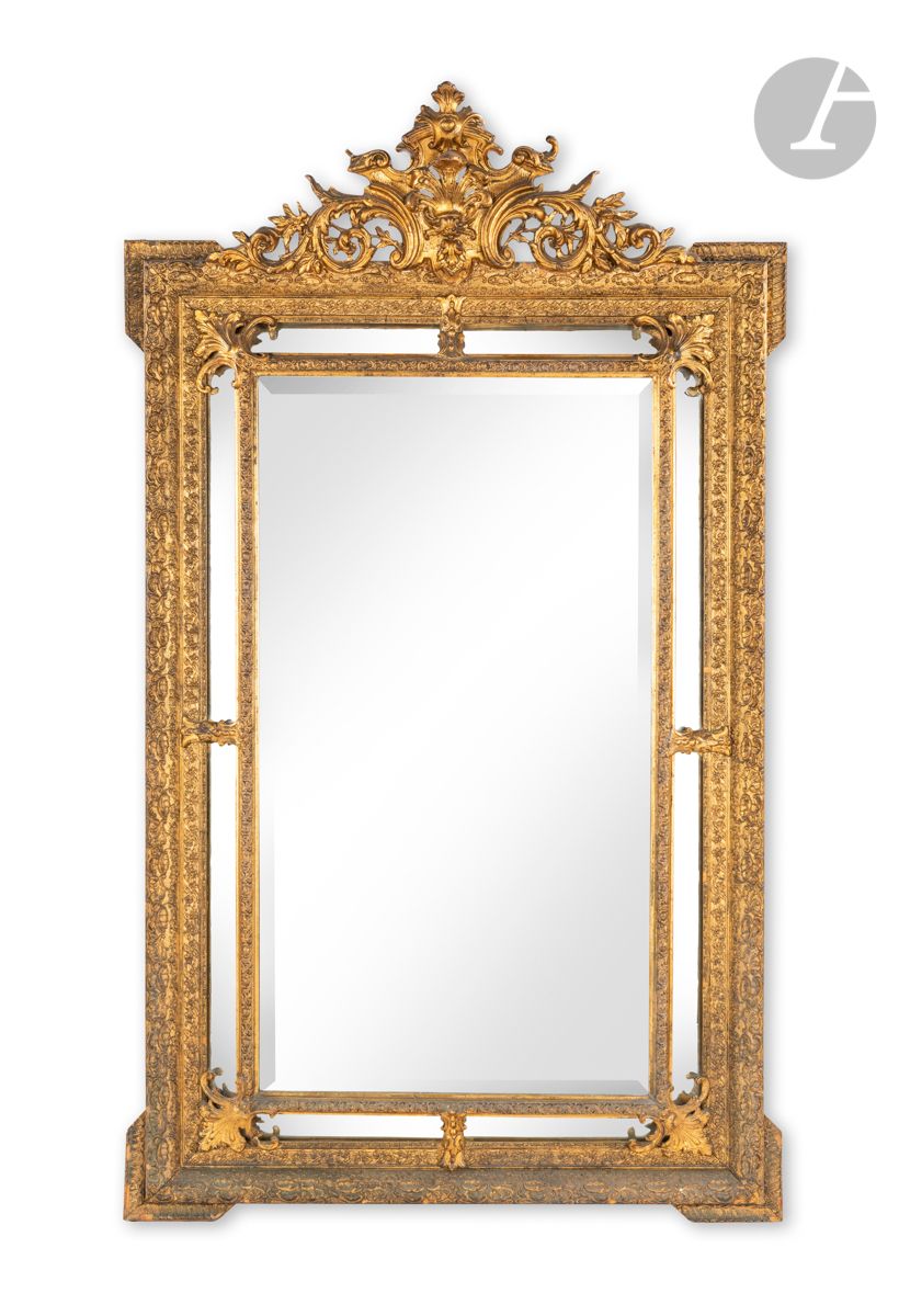 Null Specchio in legno e stucco dorato con una ricca decorazione di fogliame e f&hellip;