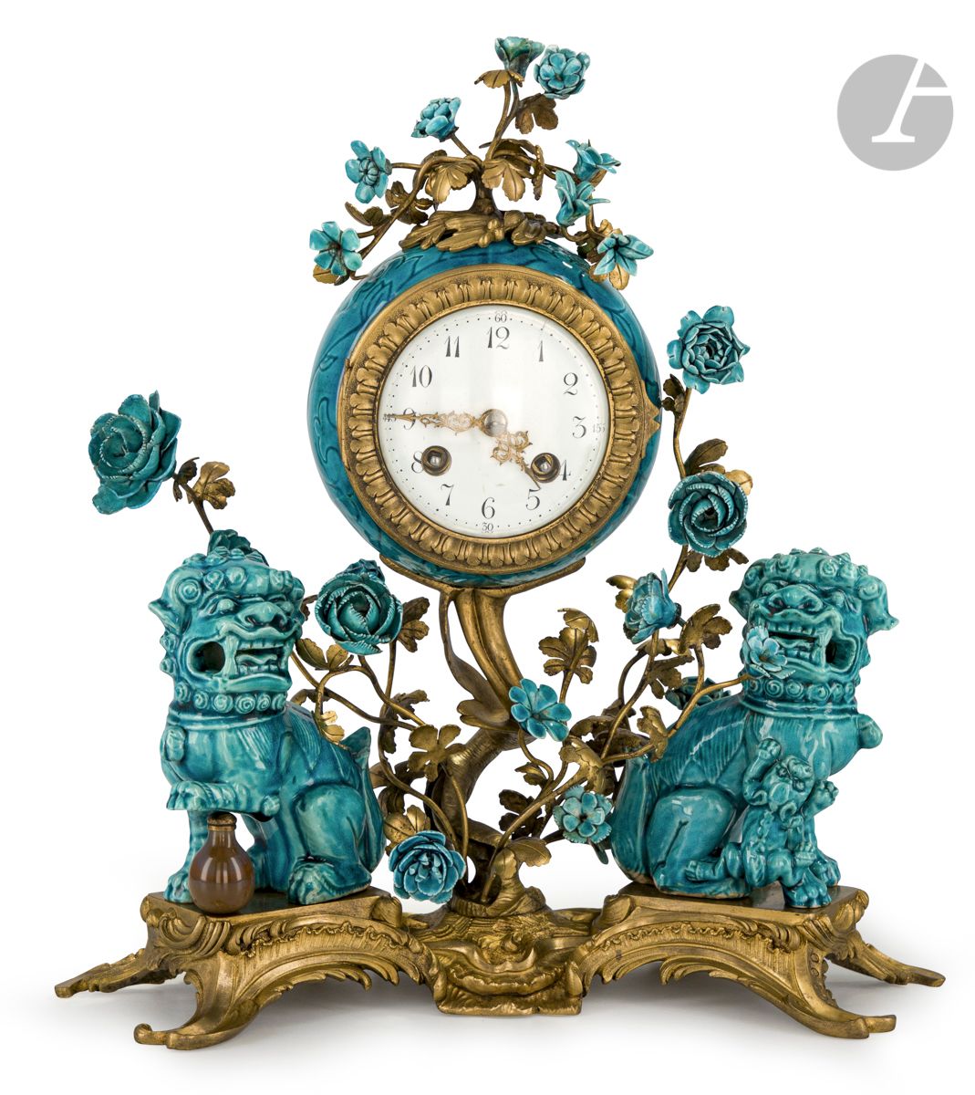 Null 一个绿松石蓝和兰色的瓷器钟，上面装饰着佛狗；（事故和丢失的部分）。
路易十五风格。
高：36厘米，宽：32厘米，深：14厘米