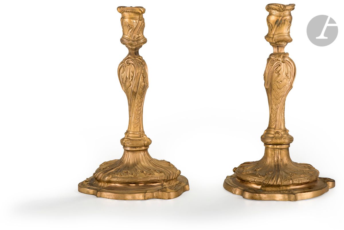 Null Ein Paar Fackeln aus vergoldeter Bronze in bewegter Form mit stilisiertem L&hellip;