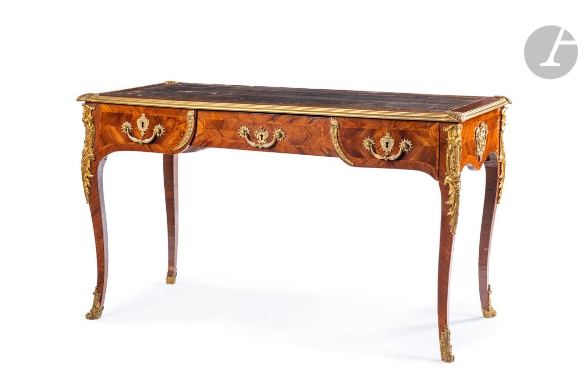 Null 一张紫罗兰木和苋菜的平面书桌，腰部有三个抽屉，放在凸脚上；镀金的青铜装饰（在后来被带回来）；（重要的修复，特别是对贴面的修复）。
路易十五时期。
高：&hellip;