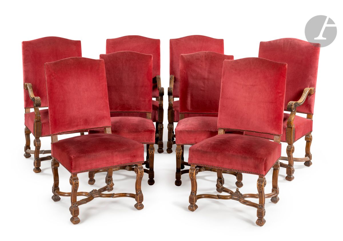 Null Suite aus vier Sesseln und vier Stühlen aus geschnitztem Holz mit flacher, &hellip;