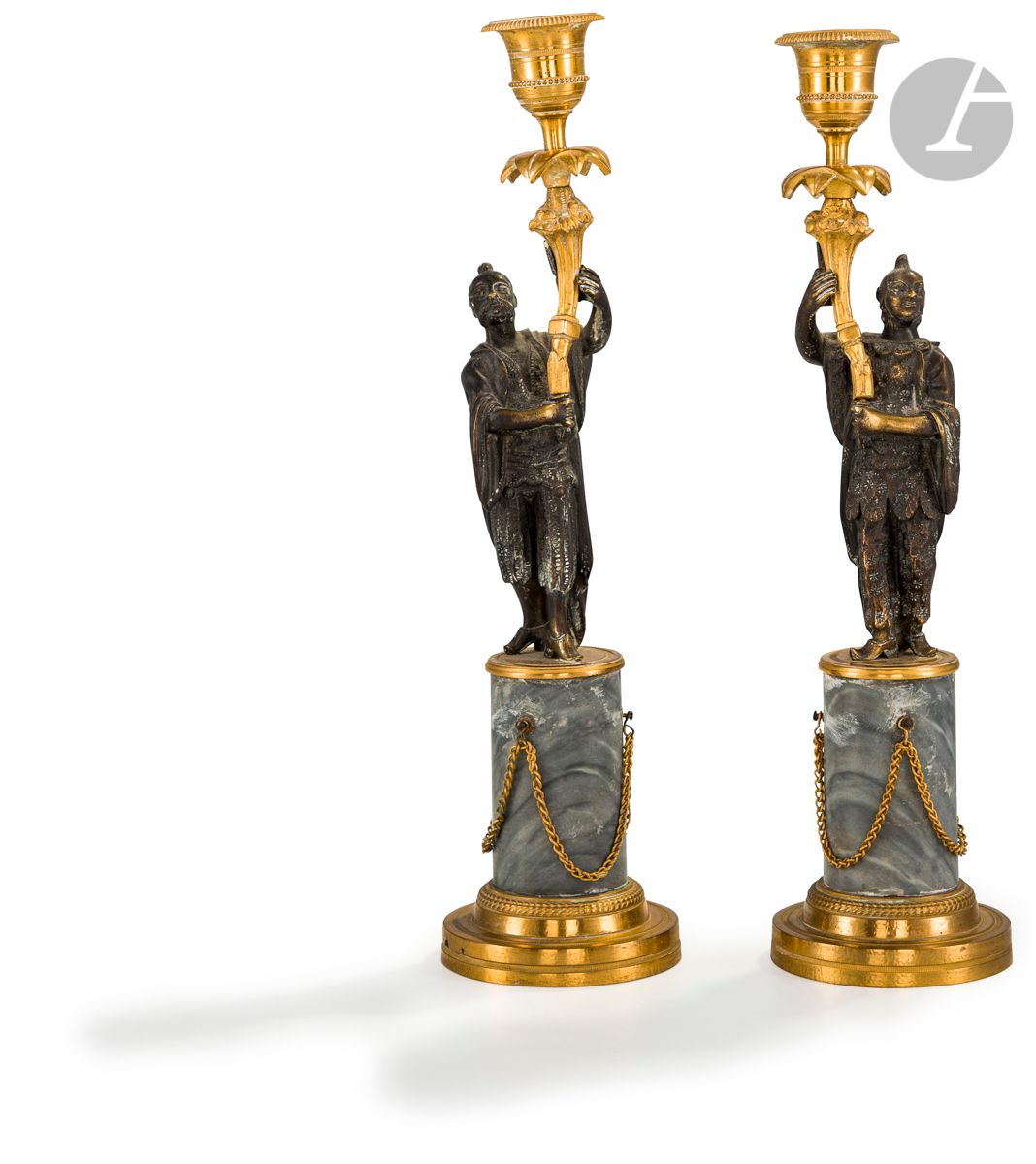 Null 一对青铜、鎏金青铜和Turquin蓝色大理石火把，装饰着中国人拿着灯臂。
19世纪上半叶。
高：31厘米