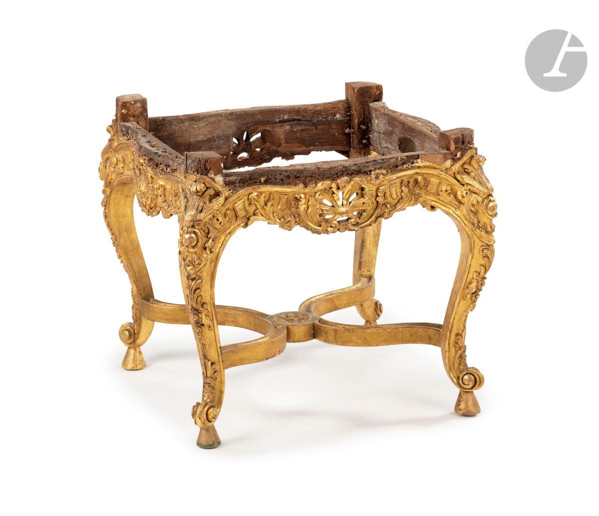 Null A carved and gilded oak stool of square shape, with openwork decoration of &hellip;