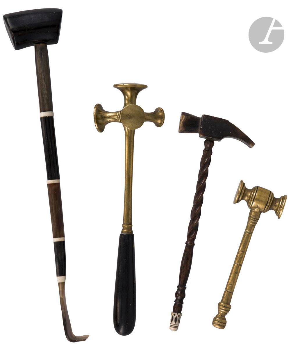 Null 一套4个锤子：
- 可能是反射锤，黄铜和乌木，有4个锤子。19世纪。长：25.5厘米
- 小铜锤。19世纪。长：15厘米
- 牛角和翻转的木头锤子。1&hellip;