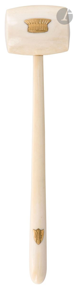 Null ARTUS BERTRAND PARIS
象牙材质的 "第五厅 "治安官槌，有Monogrammed MG字样，金质护盾。
在其案件中。
长：21厘米&hellip;