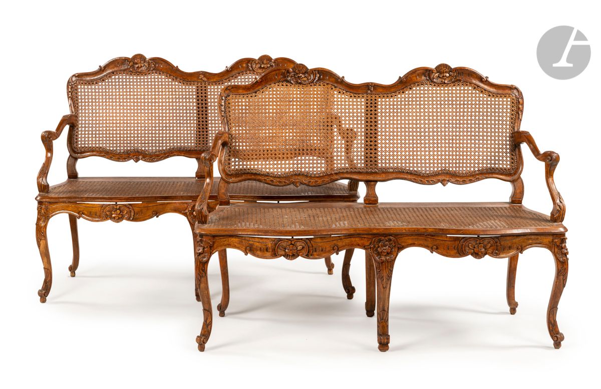Suite di QUATTRO poltrone, due divani e quattro sedie a canne in legno tinto (or&hellip;