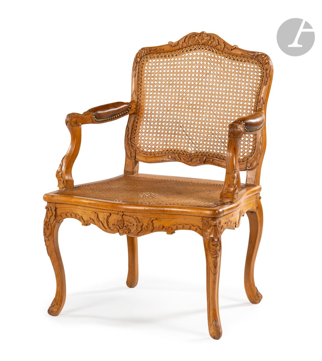 Null 山毛榉木扶手椅，有一个平坦的藤条靠背，装饰有罗盖尔、卡图和叶子，靠在凸起的腿上；（最初有油漆）。
路易十五时期。
高：92厘米，宽：67厘米