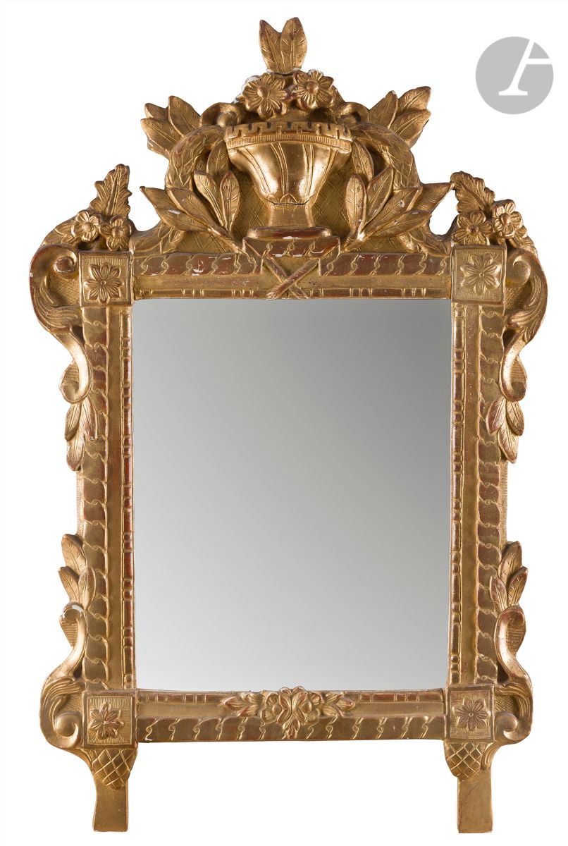 Null 一面鎏金木镜子，上面装饰着叶子、花和花瓶；（事故和修复；镜子被替换）。
18世纪晚期。
高：87厘米，宽：51厘米