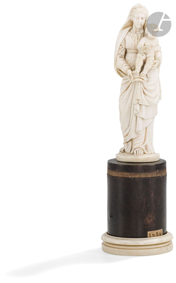 Null 圆雕象牙圣母和圣婴，乌木底座
迪耶普，18世纪
总高度：23厘米，高度：14.5厘米，毛重：313克。
收集标签
 （缺少孩子的左臂）。