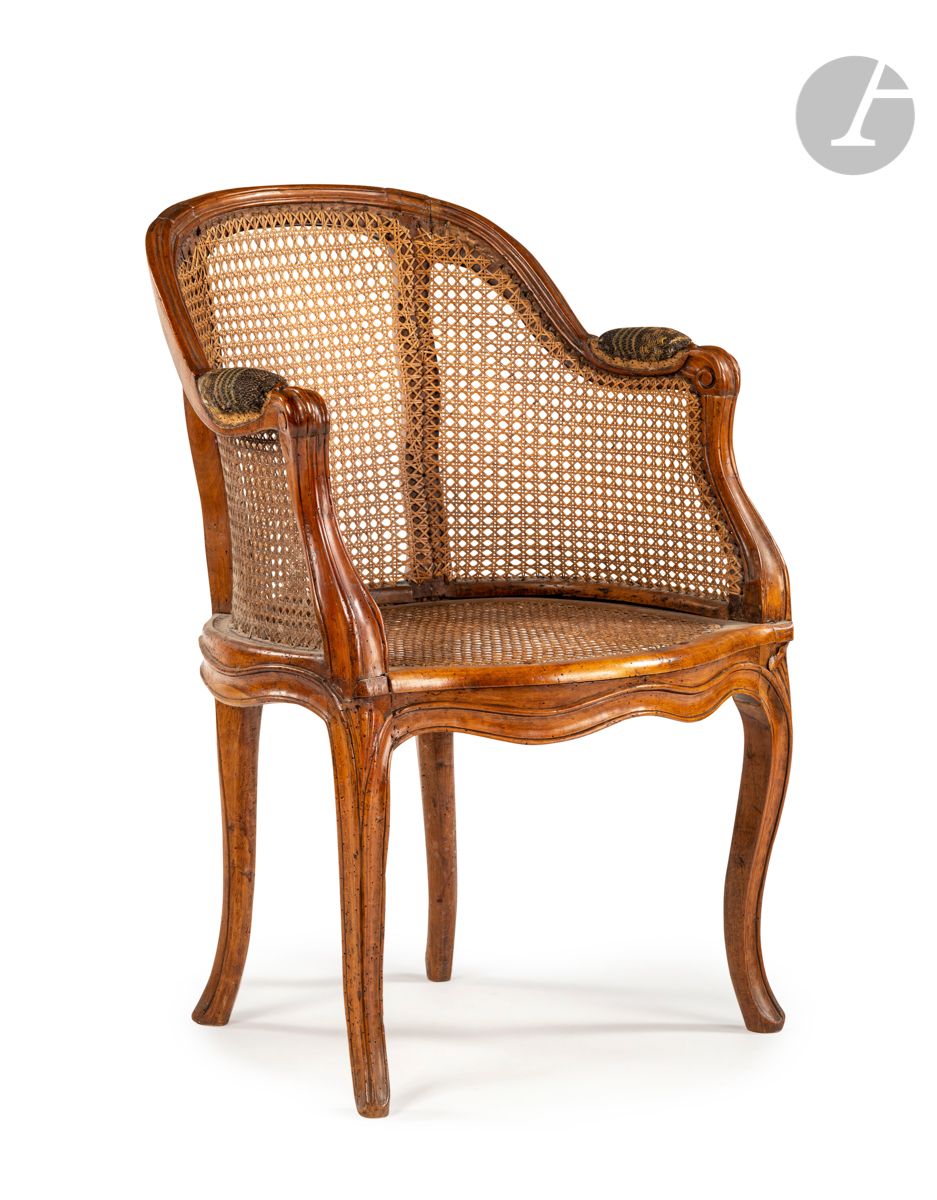 Null 一张榉木制的藤条和模制的办公扶手椅，有一个弯曲的形状，靠在凸起的腿上；盖有印章，可能是纪尧姆-布考的作品；（最初有油漆；修复过）。
路易十五时期。
高&hellip;