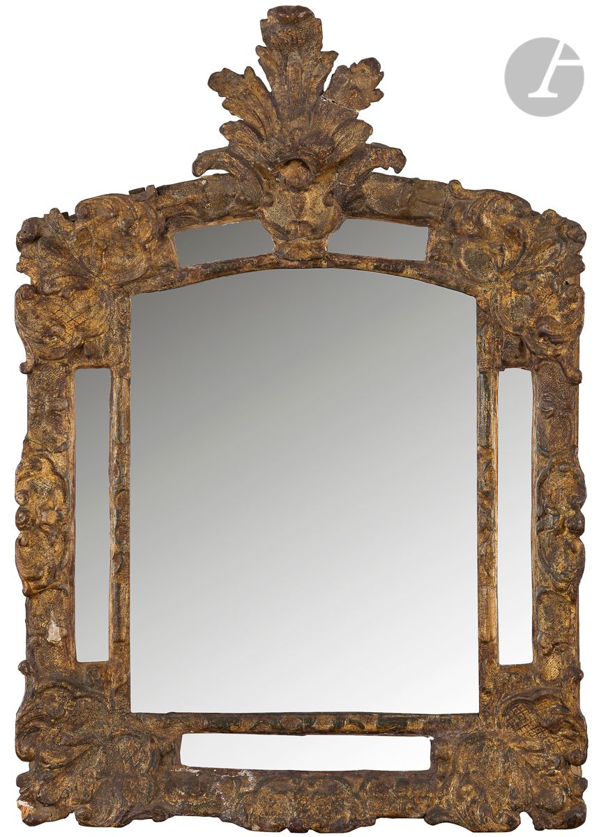 Null 一面镀金的木质镜子，有釉面和棕榈树、叶子和花朵的装饰；（修复和缺口；更换了釉面）。
路易十五时期。
高：77厘米，宽：50厘米