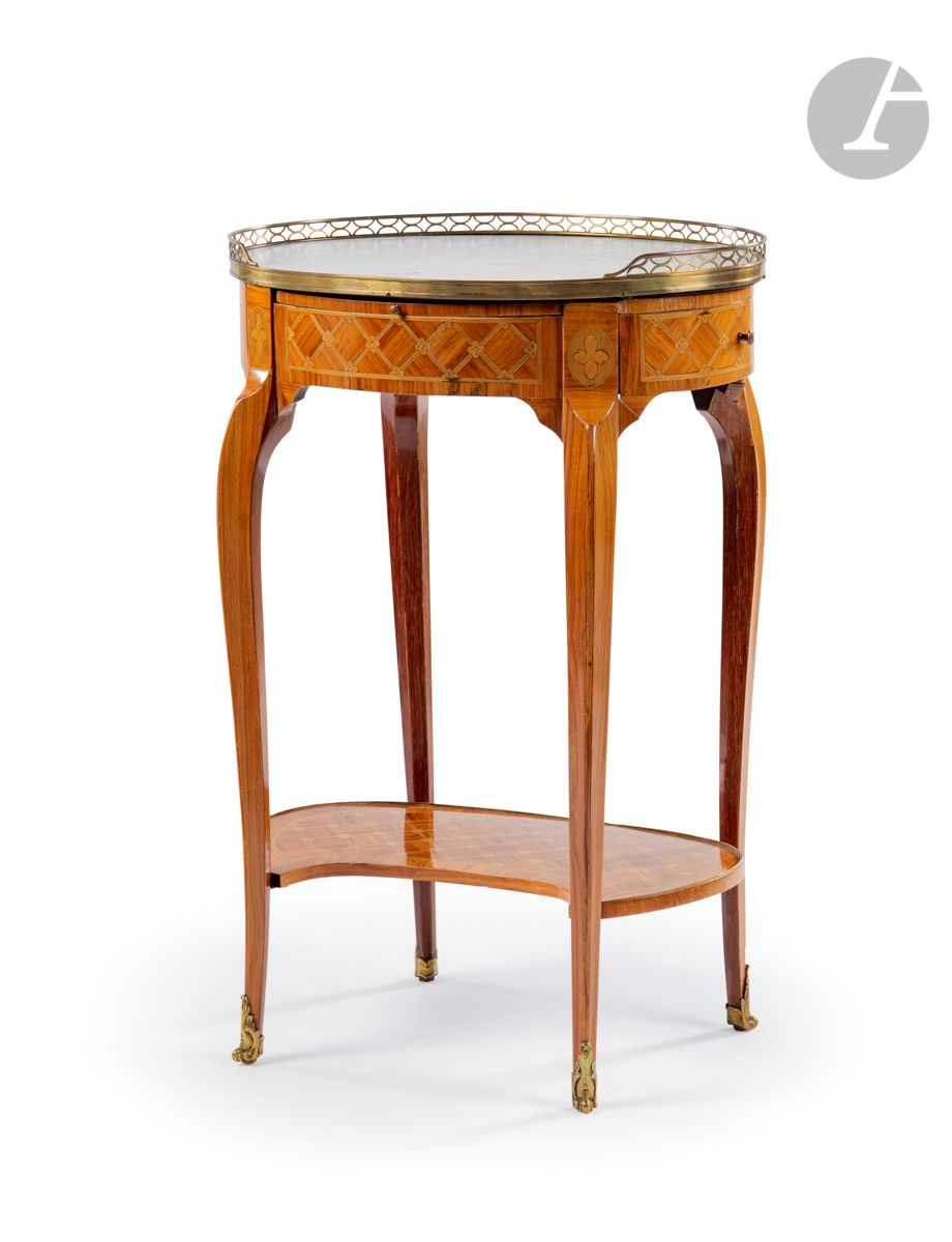 Null Ovaler Tisch aus Gitterintarsien auf Rosenholzgrund, mit einer Schublade un&hellip;