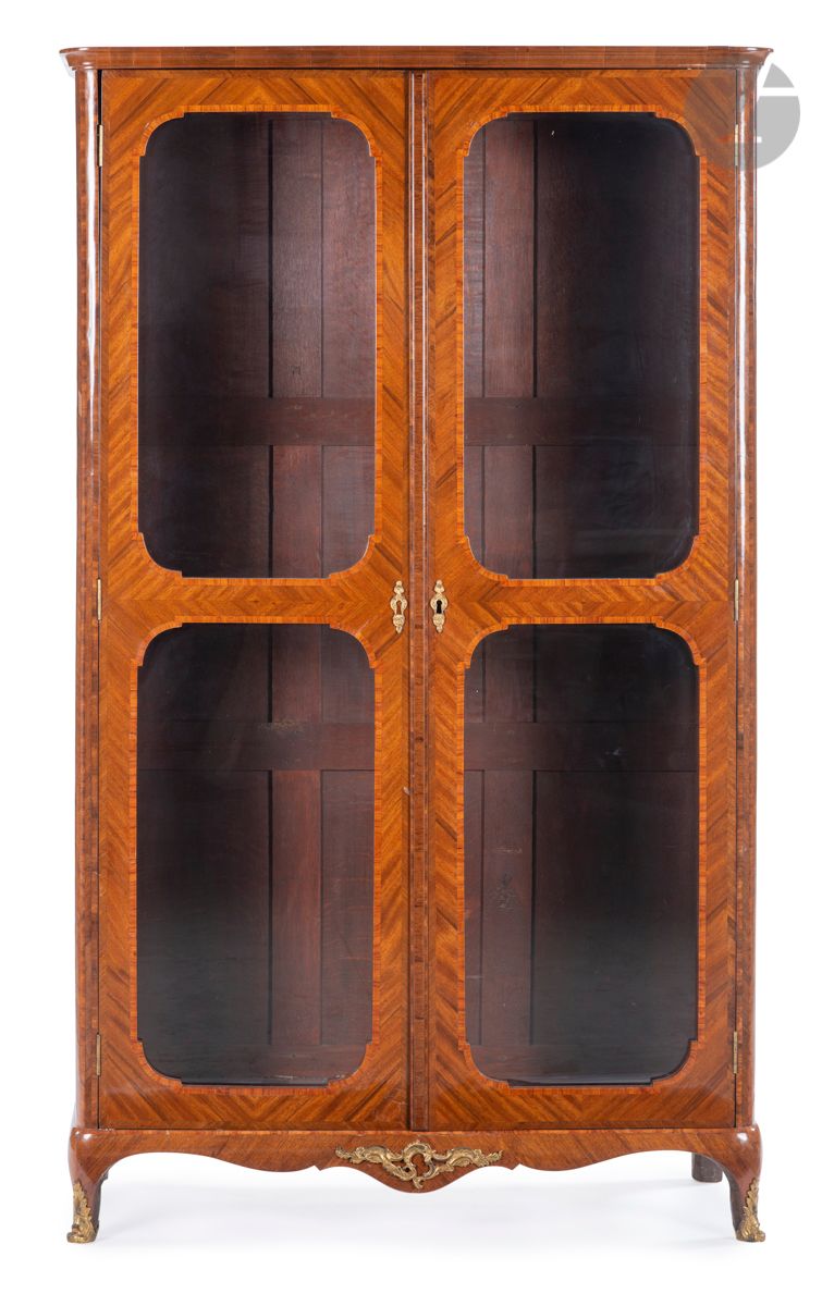 Null 缎木、苋菜和紫檀木书柜，开有两扇玻璃门（可能最初是钢丝网），圆形的立柱放在小凸脚上。
路易十五时期。
高：170厘米，宽：102厘米，深：37.5厘米