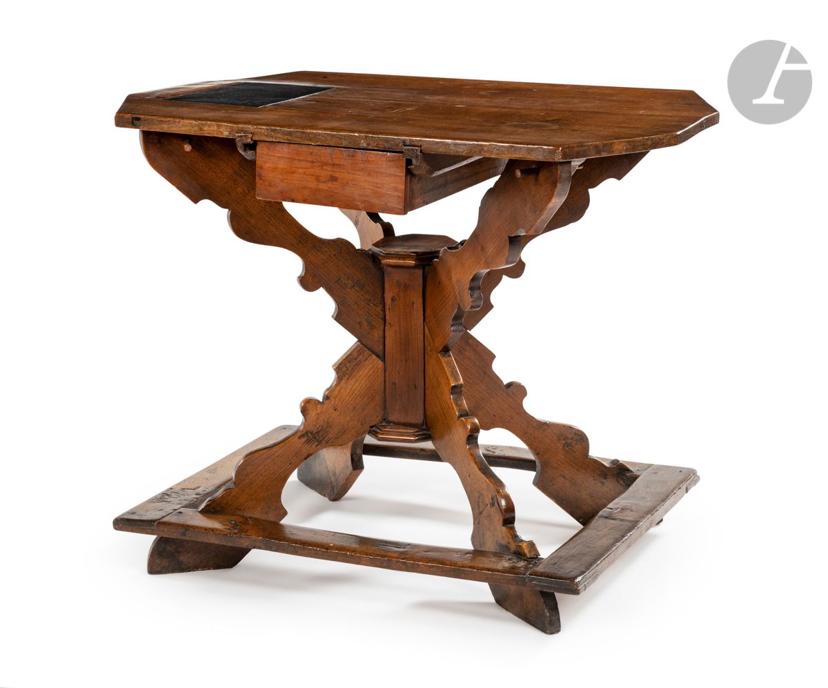 Null 一张胡桃木的换衣桌，上面有一块黑色石头的小长方形面板，放在一个带支架的四角形底座上，两边各有一个抽屉；（事故和修复）。
17世纪末至18世纪初。
高：&hellip;