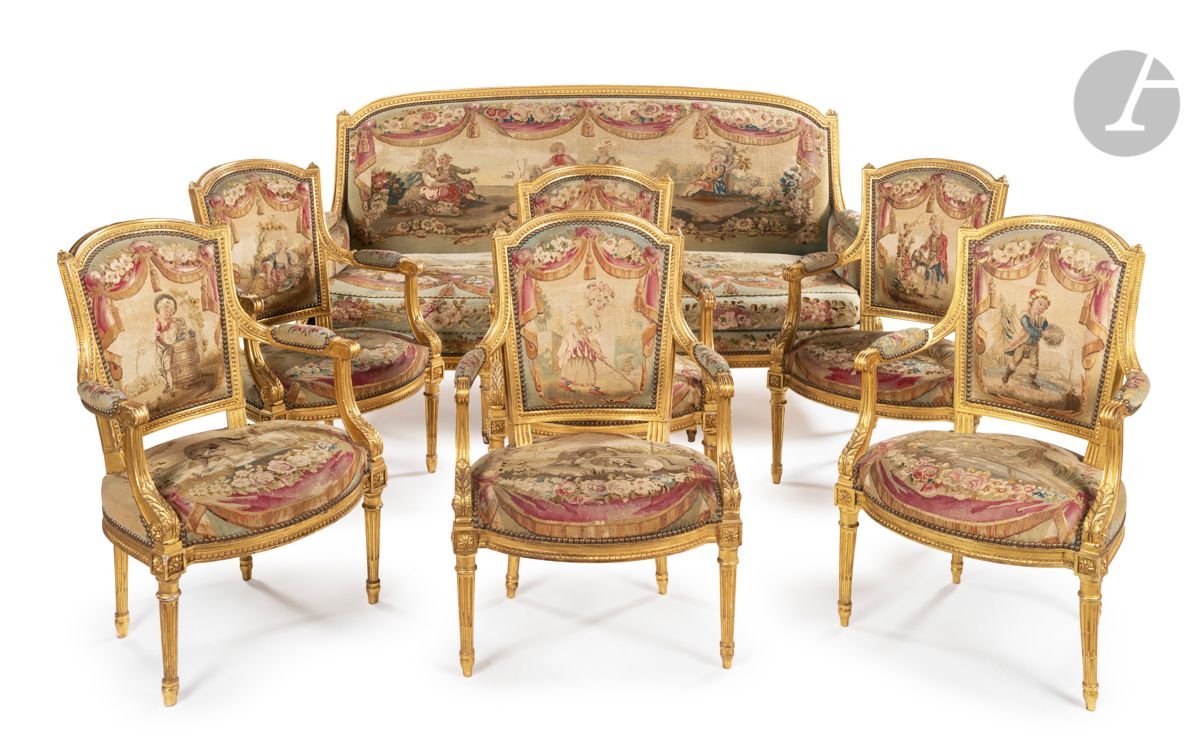 Null 一套由六把扶手椅和一张沙发组成的奥布松挂毯，来自18世纪，带有田园主题和窗帘框架，雕刻和镀金的木头，卡布利奥椅背和带弧形凹槽的锥形腿；（修复）。
路易&hellip;
