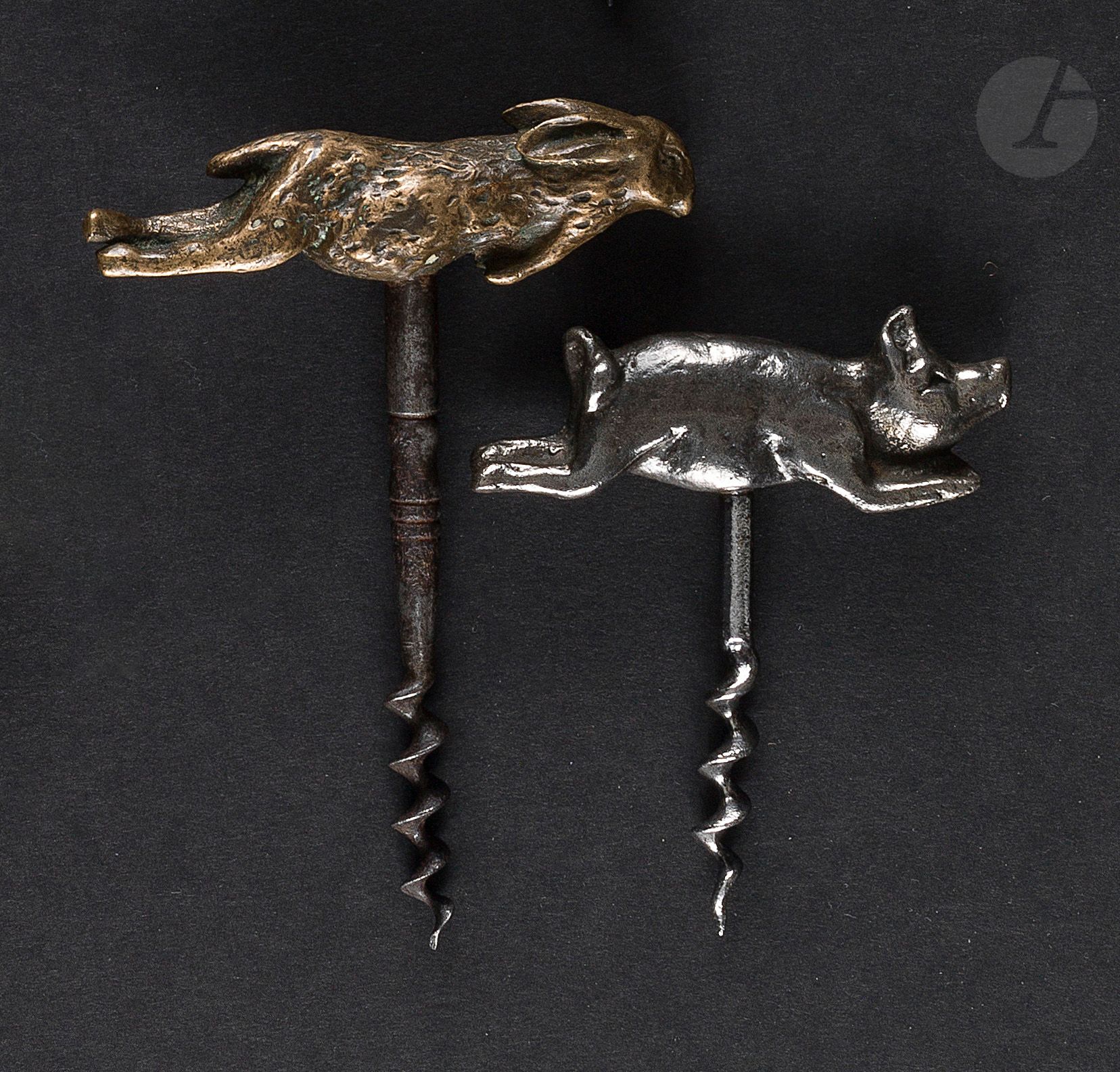 Null Deux tire-bouchons simples, les poignées en bronze et bronze argenté figura&hellip;