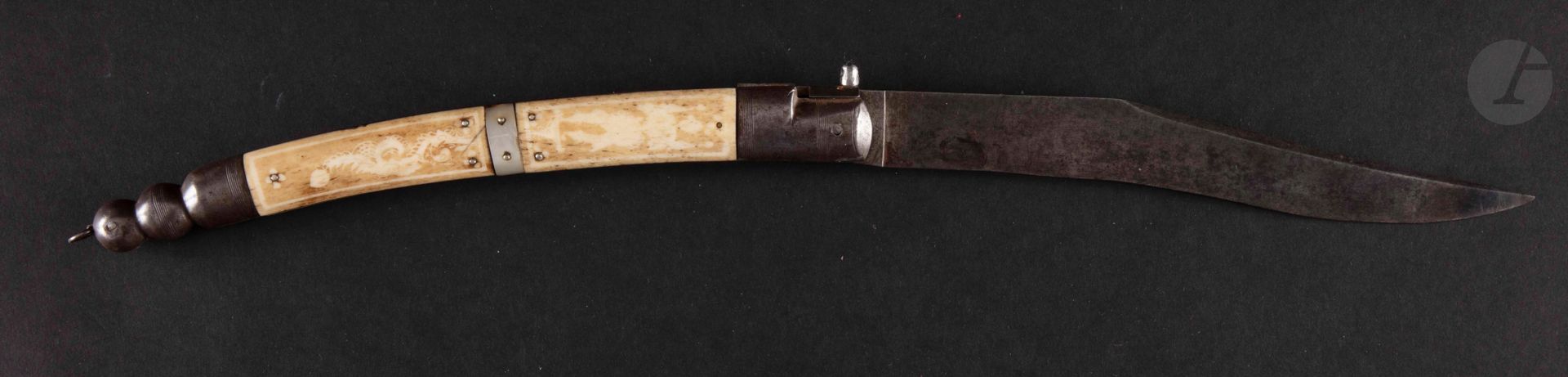 Null Grande coltello tipo "NAVAJAS" con manico in osso inciso.

Lunghezza: 29 cm&hellip;