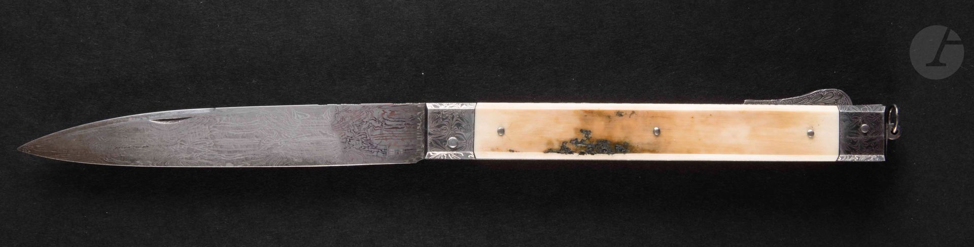 Null 折叠刀，大马士革钢刀和刀杆，牛角手柄，精雕细琢的弹簧。

长度：13厘米