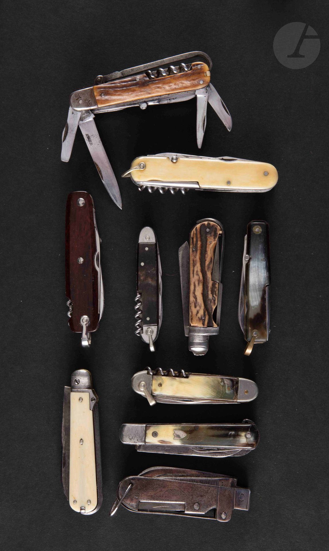 Null Dix couteaux pliants de poche divers.

Longueurs : de 8 cm à 10,5 cm (fermé&hellip;