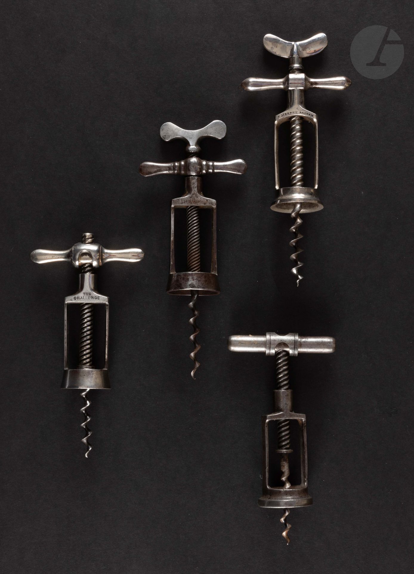 Null 四个带双螺旋（2）和环（2）的镀镍金属开瓶器。

标有 "R.MURPHY BOSTON"、"The VICTOR "和 "The CHALLENGE&hellip;