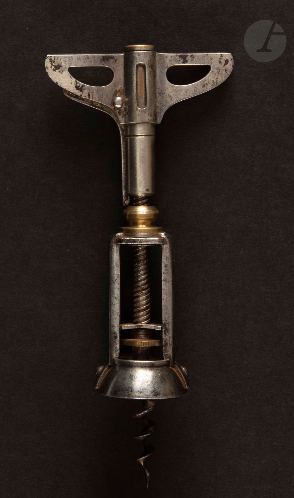Null 埃蒂安-德-古内维奇

开瓶器带有金属板系统和铜环，手柄有两个镂空的翅膀。

1912年11月4日的专利B.447 625。

高度：15厘米